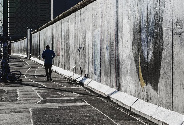 « Eine Stadt, zwei Leben » « Au-delà du mur » « Eine Stadt, zwei Leben » « Au-delà du mur »